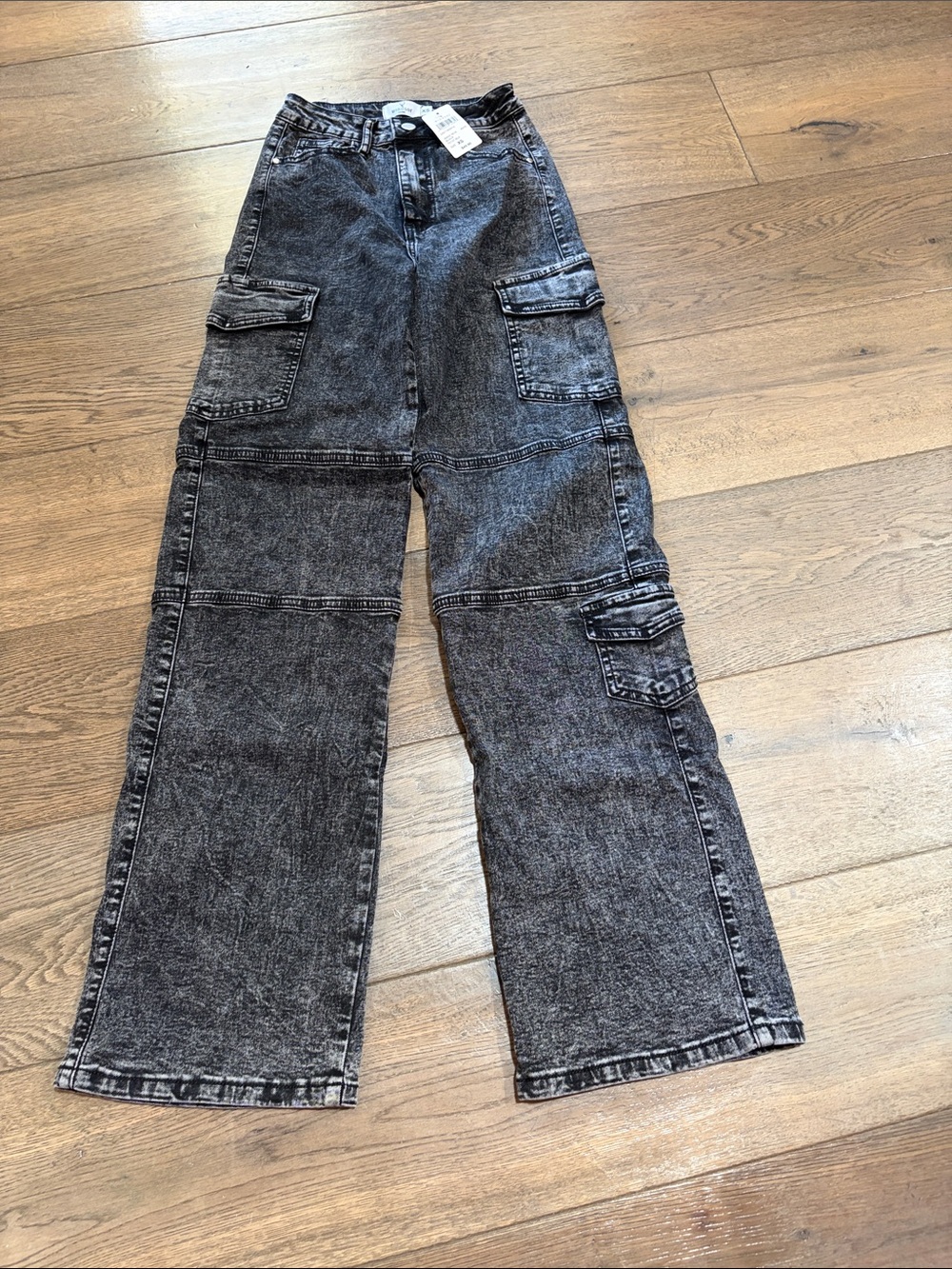 Never Worn Windsor Women’s Black Acid-Wash Cargo Jeans